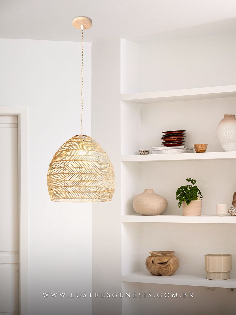Luminária de teto em madeira e rattan Marquesas pendente, instalada em ambiente moderno com prateleiras decoradas, ideal para mesas, balcão de cozinha, área gourmet e sítios.